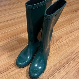 Ugg rain boots size 6
